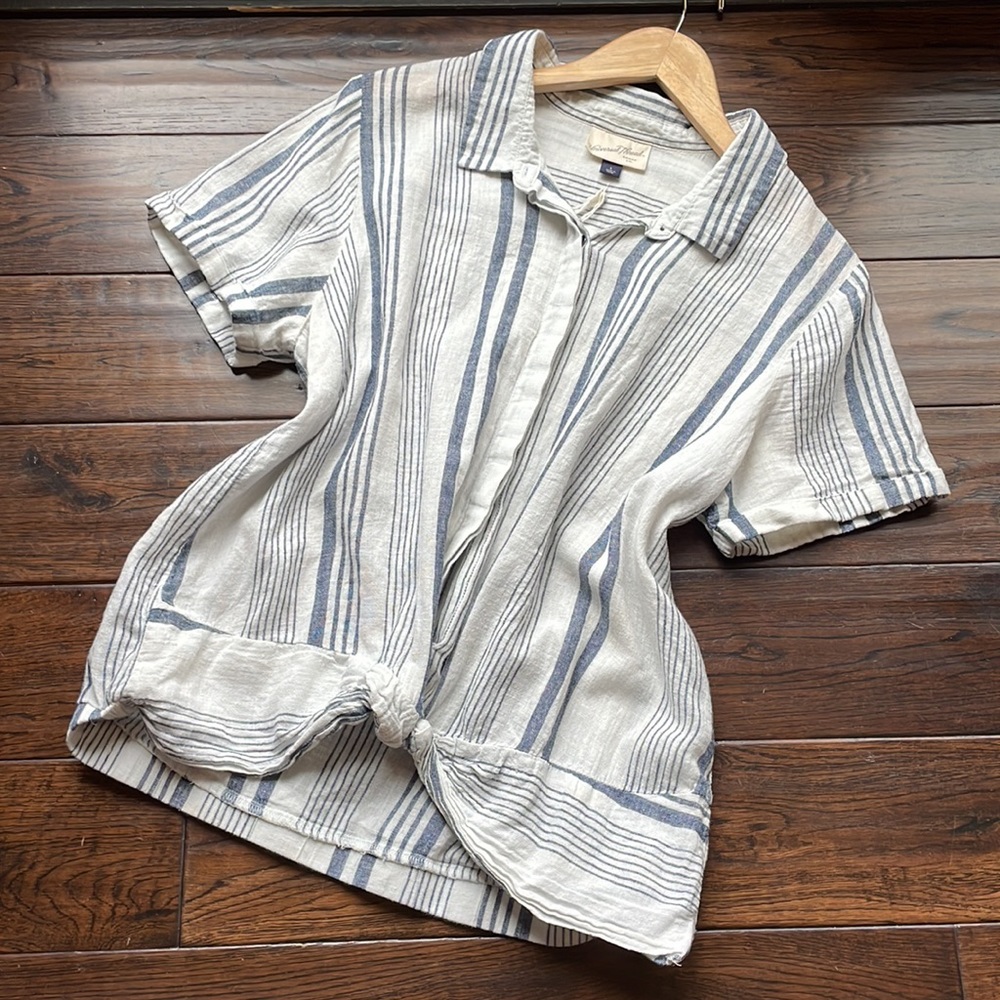 NWOT Universal Thread linen stripe blue white tie front top button down large